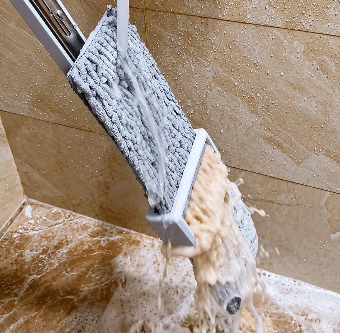 5 MẸO GIỮ SÀN LUÔN SẠCH MÙA MƯA - GIẢI PHÁP LAU NHÀ NHÀN TÊNH CHO MỌI GIA ĐÌNH 4 Giặt vắt giẻ nhanh sạch và tiện lợi