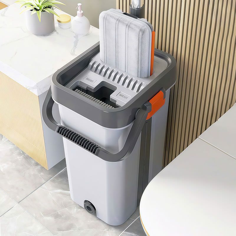  Bộ lau nhà thông minh được cất gọn gàng tại góc nhà tắm
